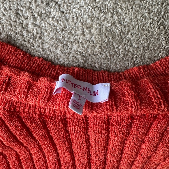 cropped, ribbed knit sweater in a vibrant orange-red color - Picture 2 of 3